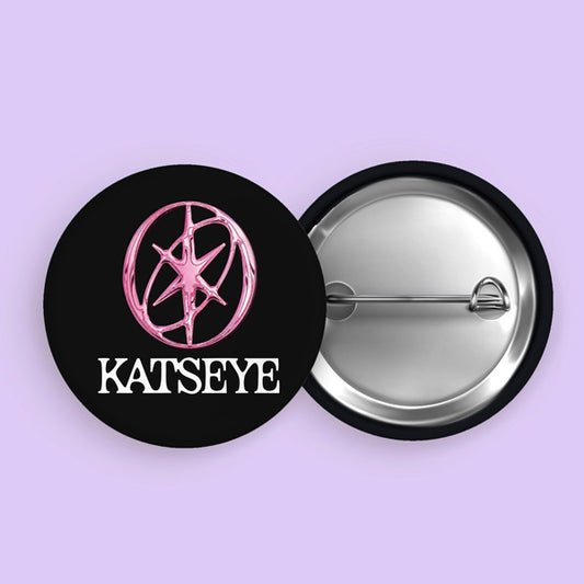 Κονκάρδα για Τσάντα - Katseye Ροζ Logo