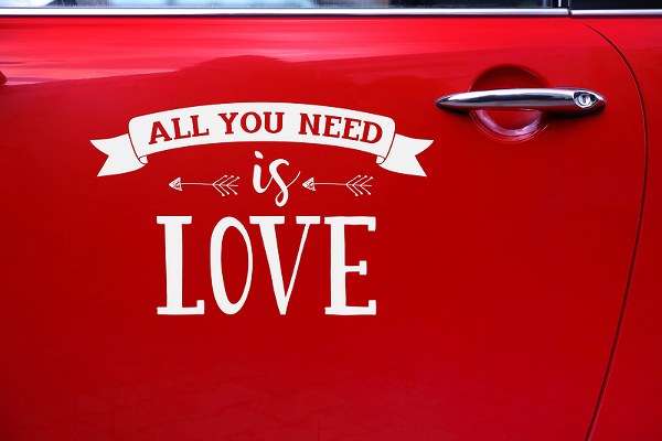 Αυτοκόλλητο αυτοκινήτου γάμου "All you need is love"
