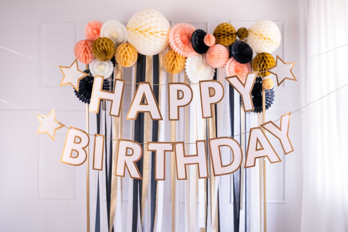 Γιρλάντα Happy Birthday με χρυσό Περίγραμμα 220cm