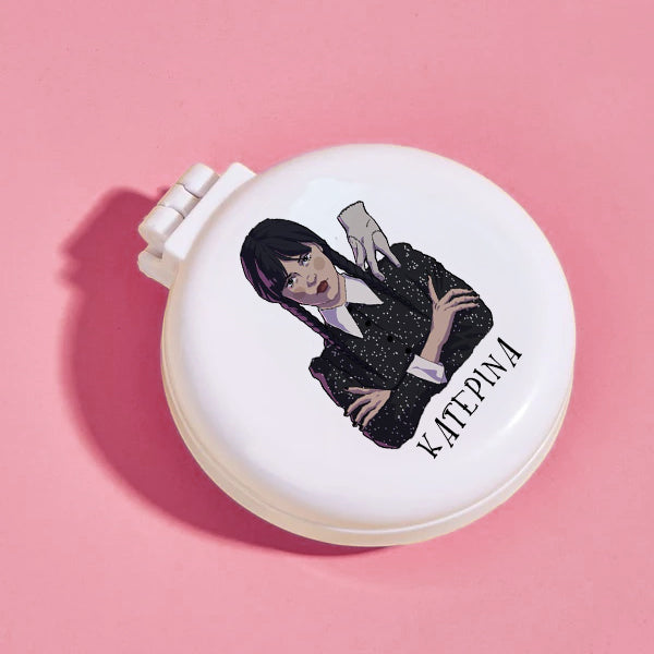 Καθρεφτάκι με χτενάκι - Wednesday