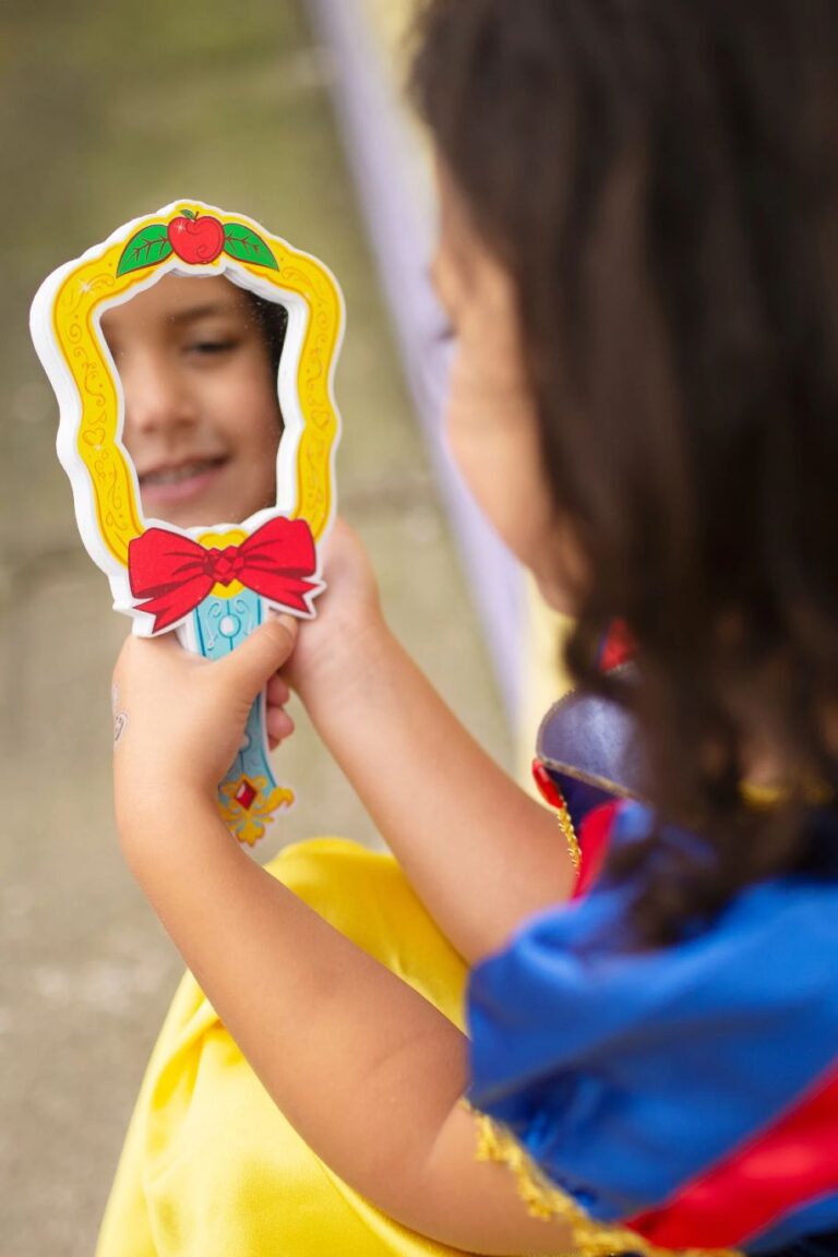 Καθρέφτης Χιονάτης