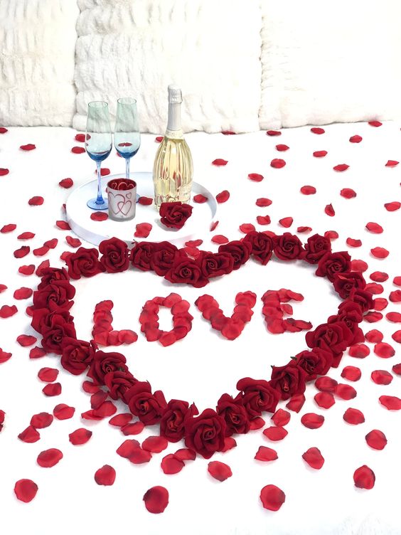 Κόκκινα ροδοπέταλα σε σακουλάκι