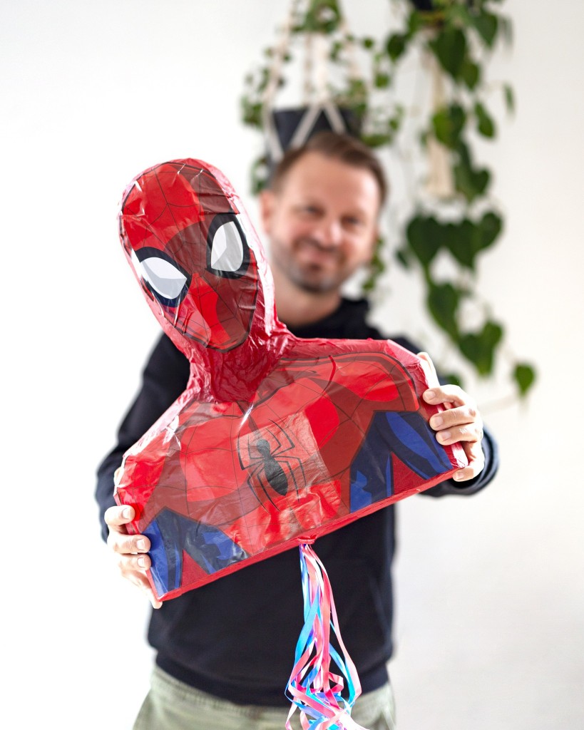 Πινιάτα Spiderman με κορδέλες