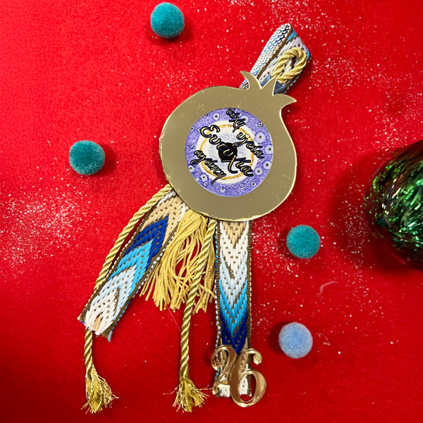 Χριστουγεννιάτικο Γούρι Με Ευχές – "Χρυσό Plexi Ρόδι Με 3D Ξύλινο Ματάκι"